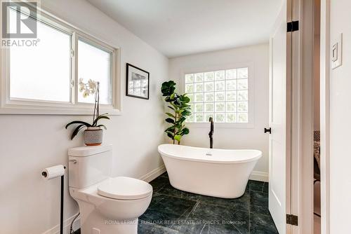 34 Amblecote Place, Hamilton, ON - Indoor Photo Showing Bathroom