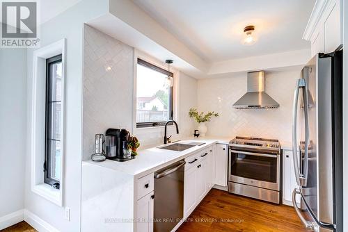 34 Amblecote Place, Hamilton, ON - Indoor Photo Showing Kitchen With Upgraded Kitchen