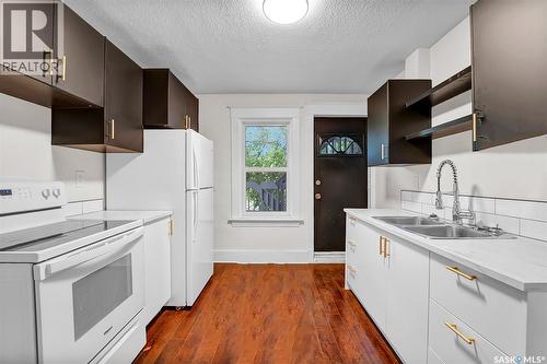 736 7Th Avenue N, Saskatoon, SK - Indoor Photo Showing Kitchen With Double Sink
