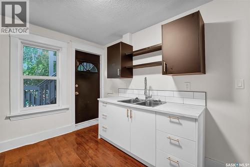736 7Th Avenue N, Saskatoon, SK - Indoor Photo Showing Kitchen With Double Sink