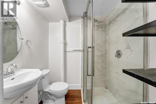 736 7Th Avenue N, Saskatoon, SK - Indoor Photo Showing Bathroom