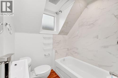 736 7Th Avenue N, Saskatoon, SK - Indoor Photo Showing Bathroom