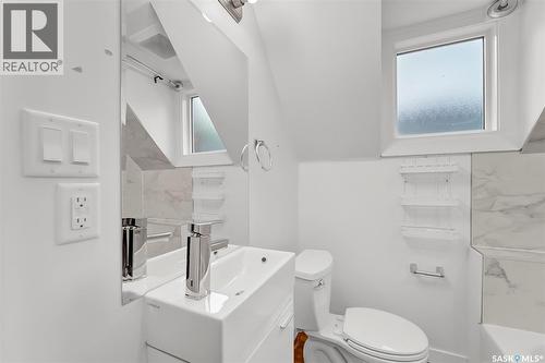 736 7Th Avenue N, Saskatoon, SK - Indoor Photo Showing Bathroom