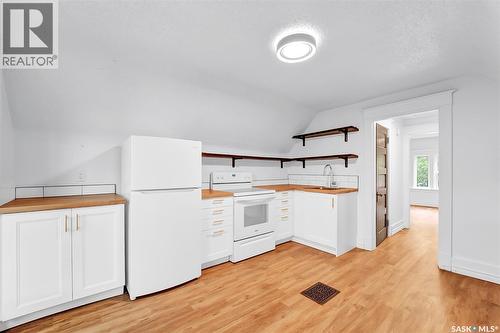 736 7Th Avenue N, Saskatoon, SK - Indoor Photo Showing Kitchen