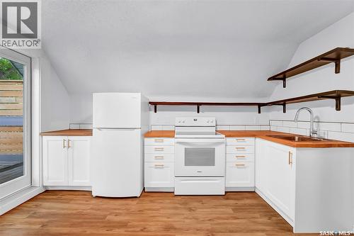 736 7Th Avenue N, Saskatoon, SK - Indoor Photo Showing Kitchen With Double Sink