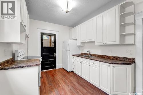 736 7Th Avenue N, Saskatoon, SK - Indoor Photo Showing Kitchen With Double Sink