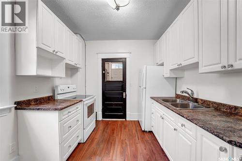 736 7Th Avenue N, Saskatoon, SK - Indoor Photo Showing Kitchen With Double Sink