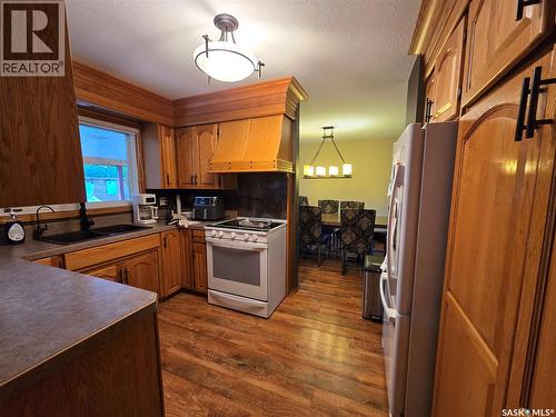337 Matador Drive, Swift Current, SK - Indoor Photo Showing Kitchen With Double Sink