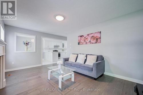 5827 Rainspring Drive, Mississauga, ON - Indoor Photo Showing Living Room