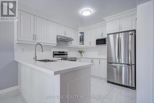 5827 Rainspring Drive, Mississauga, ON - Indoor Photo Showing Kitchen With Double Sink