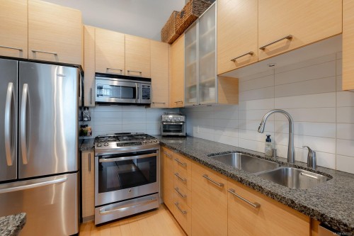 #103-38 Front St, Nanaimo, BC - Indoor Photo Showing Kitchen With Stainless Steel Kitchen With Double Sink With Upgraded Kitchen