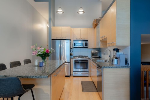 #103-38 Front St, Nanaimo, BC - Indoor Photo Showing Kitchen With Stainless Steel Kitchen