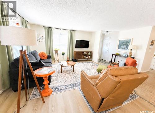 4 1275 S Railway Avenue E, Swift Current, SK - Indoor Photo Showing Living Room