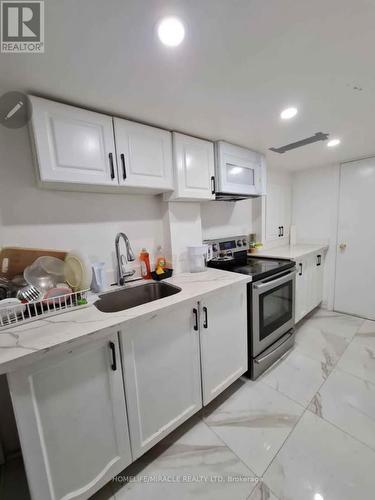 7153 Village Walk, Mississauga, ON - Indoor Photo Showing Kitchen
