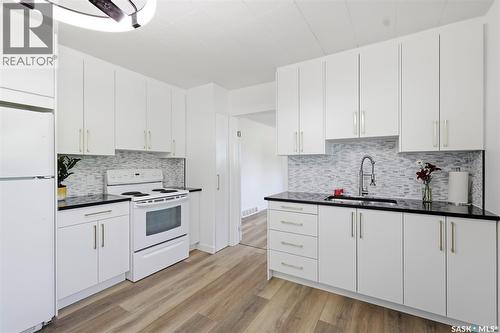 925 O Avenue S, Saskatoon, SK - Indoor Photo Showing Kitchen