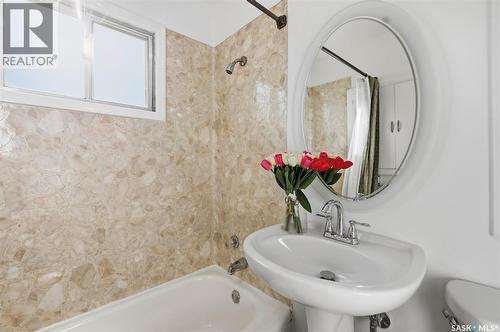 925 O Avenue S, Saskatoon, SK - Indoor Photo Showing Bathroom