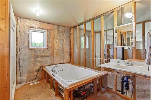 27119 36E Rd, Steinbach, MB - Indoor Photo Showing Bathroom