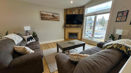 709 22Nd Avenue, Cranbrook, BC - Indoor Photo Showing Living Room With Fireplace