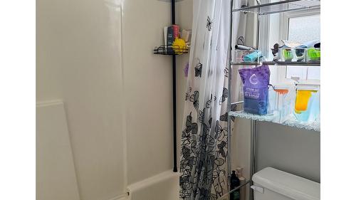 B-1801 Kelowna Crescent, Cranbrook, BC - Indoor Photo Showing Bathroom