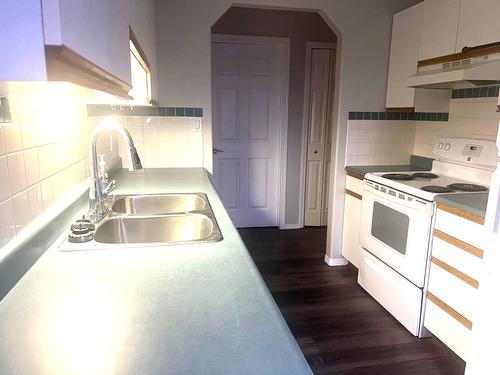 B-1801 Kelowna Crescent, Cranbrook, BC - Indoor Photo Showing Kitchen With Double Sink