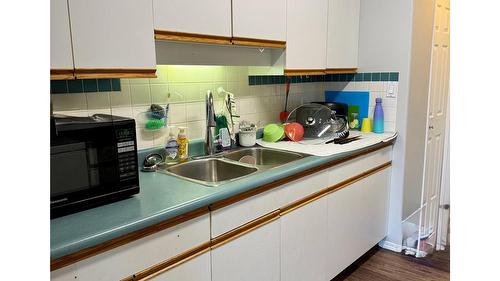 B-1801 Kelowna Crescent, Cranbrook, BC - Indoor Photo Showing Kitchen With Double Sink