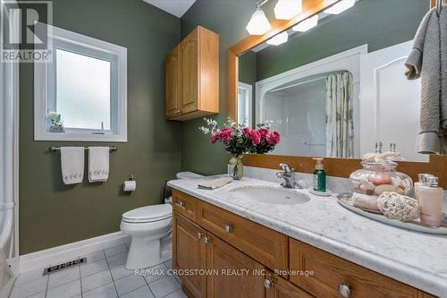 Main floor 4pc bath - 5 Pine Hill Drive, Springwater, ON - Indoor Photo Showing Bathroom