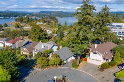 715 Luscombe Pl Esquimalt, BC V9A 7L6