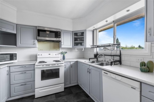 2054 Piercy Ave, Sidney, BC 