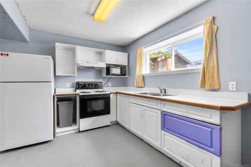 2054 Piercy Ave, Sidney, BC 
