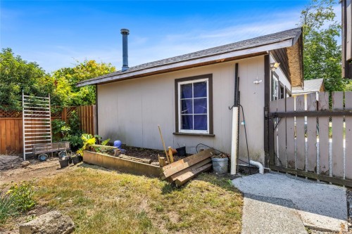 2054 Piercy Ave, Sidney, BC 