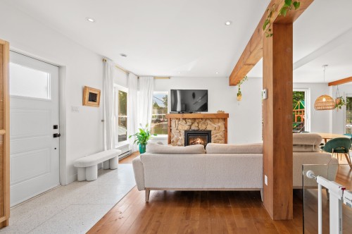 Salon - 31 Rue St-Stanislas, Sainte-Thérèse, QC - Indoor Photo Showing Living Room With Fireplace