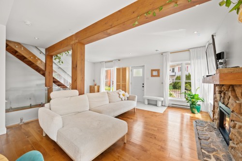 Salon - 31 Rue St-Stanislas, Sainte-Thérèse, QC - Indoor Photo Showing Living Room With Fireplace