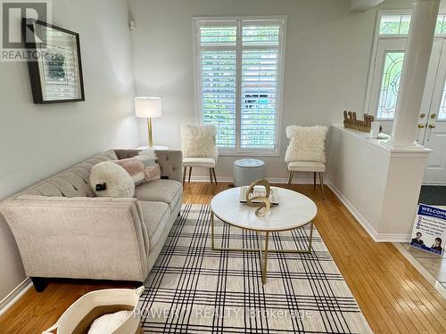 28 Cliveden Place, Markham, ON - Indoor Photo Showing Living Room