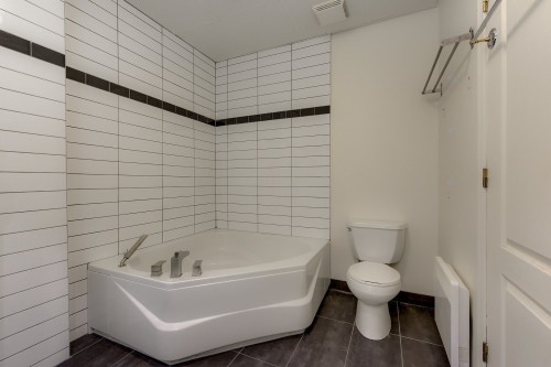 Bathroom - 106-970 Av. Mceachran, Montréal (Outremont), QC - Indoor Photo Showing Bathroom