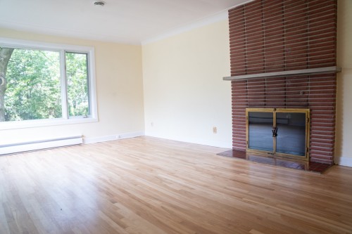 Living Room - 16 Av. Glendale, Beaconsfield, QC - Indoor With Fireplace