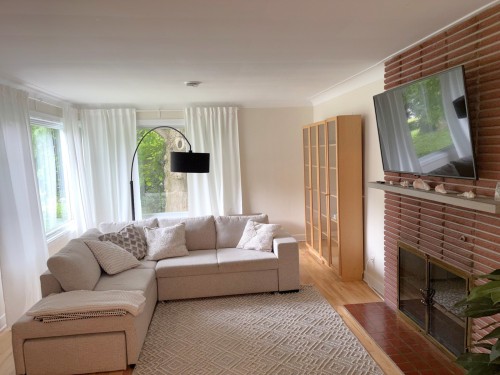 Living Room - 16 Av. Glendale, Beaconsfield, QC - Indoor Photo Showing Living Room With Fireplace