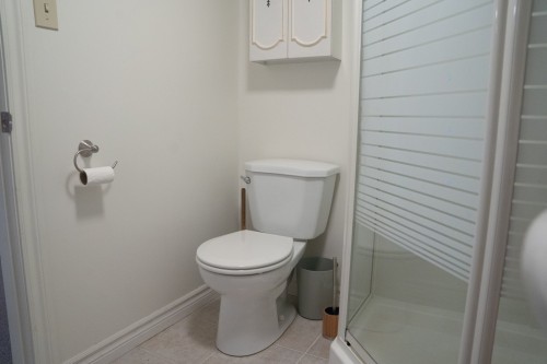 Basement - 16 Av. Glendale, Beaconsfield, QC - Indoor Photo Showing Bathroom