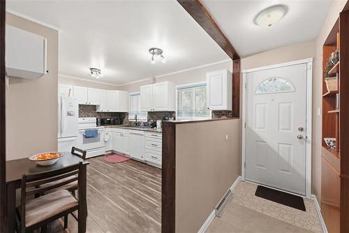 147 Talon Bay, Winnipeg, MB - Indoor Photo Showing Kitchen
