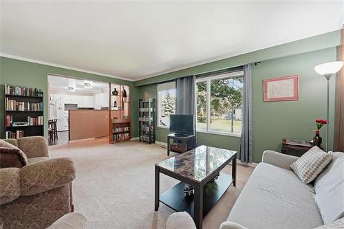 147 Talon Bay, Winnipeg, MB - Indoor Photo Showing Living Room