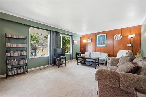 147 Talon Bay, Winnipeg, MB - Indoor Photo Showing Other Room