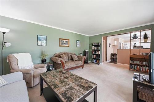 147 Talon Bay, Winnipeg, MB - Indoor Photo Showing Living Room