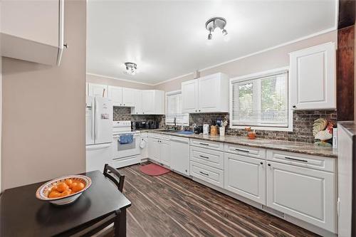 147 Talon Bay, Winnipeg, MB - Indoor Photo Showing Kitchen