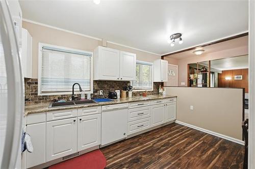 147 Talon Bay, Winnipeg, MB - Indoor Photo Showing Kitchen With Double Sink