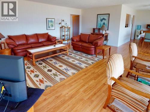 2246 Phillips Road, Powell River, BC - Indoor Photo Showing Living Room
