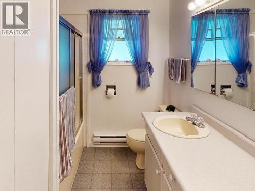 2246 Phillips Road, Powell River, BC - Indoor Photo Showing Bathroom