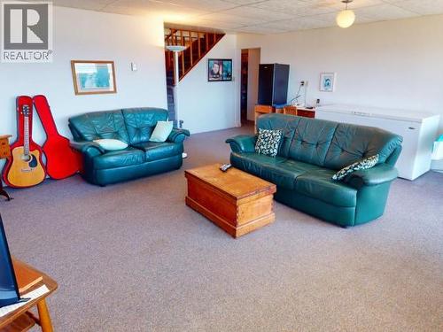 2246 Phillips Road, Powell River, BC - Indoor Photo Showing Living Room