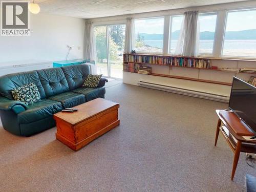 2246 Phillips Road, Powell River, BC - Indoor Photo Showing Living Room