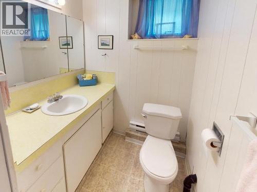 2246 Phillips Road, Powell River, BC - Indoor Photo Showing Bathroom