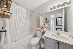 Main 4pc Bathroom - 
