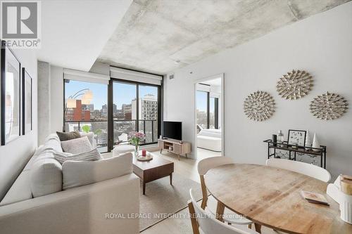 602 - 203 Catherine Street, Ottawa, ON - Indoor Photo Showing Living Room